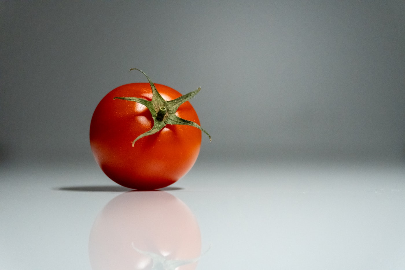 Golpe de sol en el tomate: la mancha blanca en el fruto